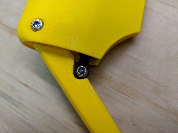 Lower end of the shock absorber at the strut
