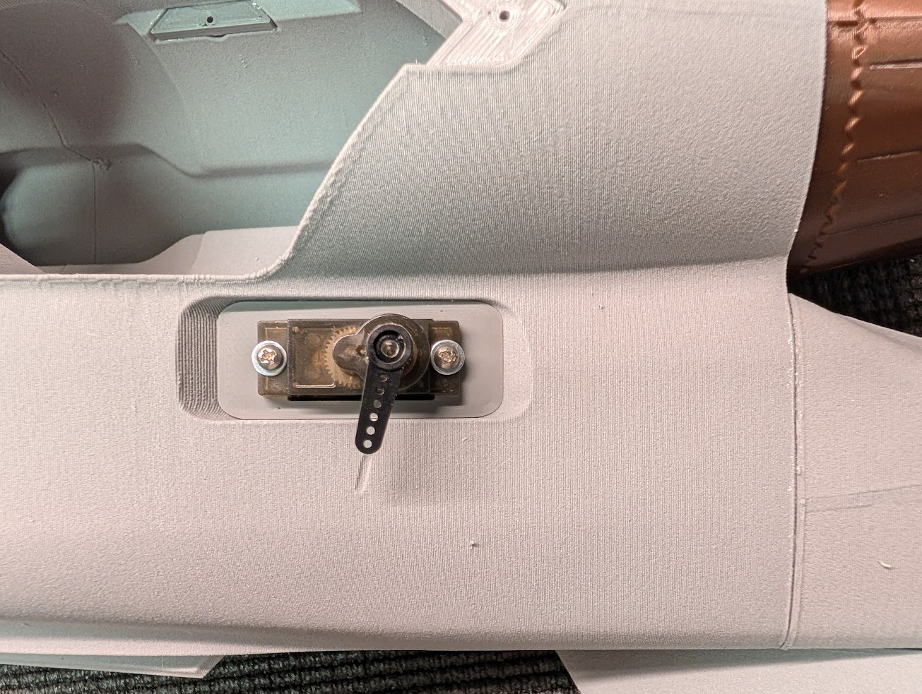 Servo arms aligned with the notches