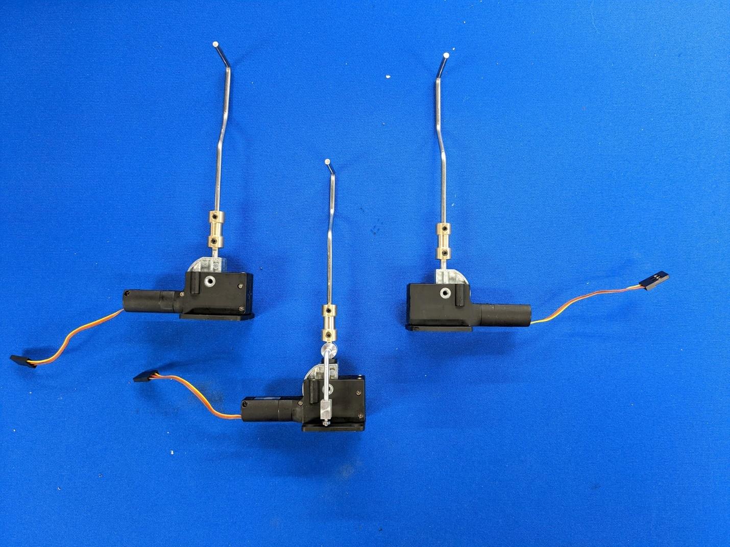 Struts coupled to the retracts