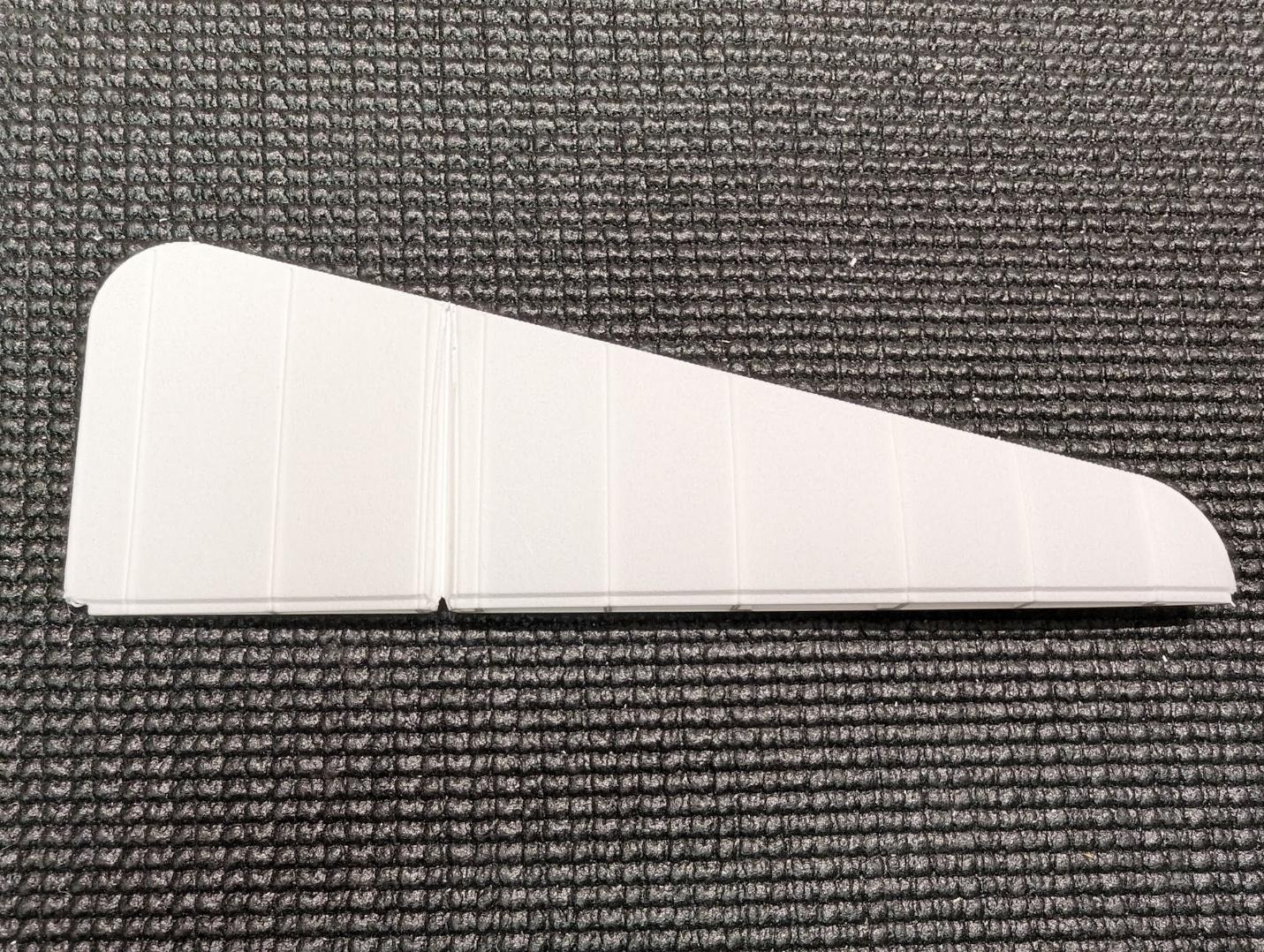 Same hinge trim on Tail L2 and R2
