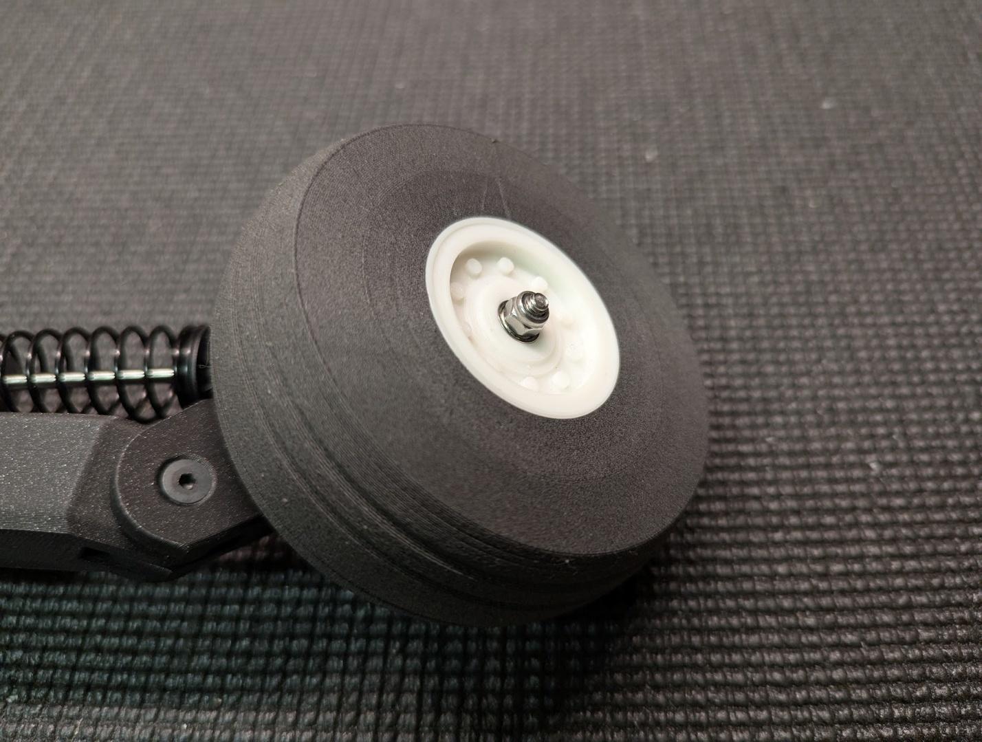 Main wheel mounted to the axle