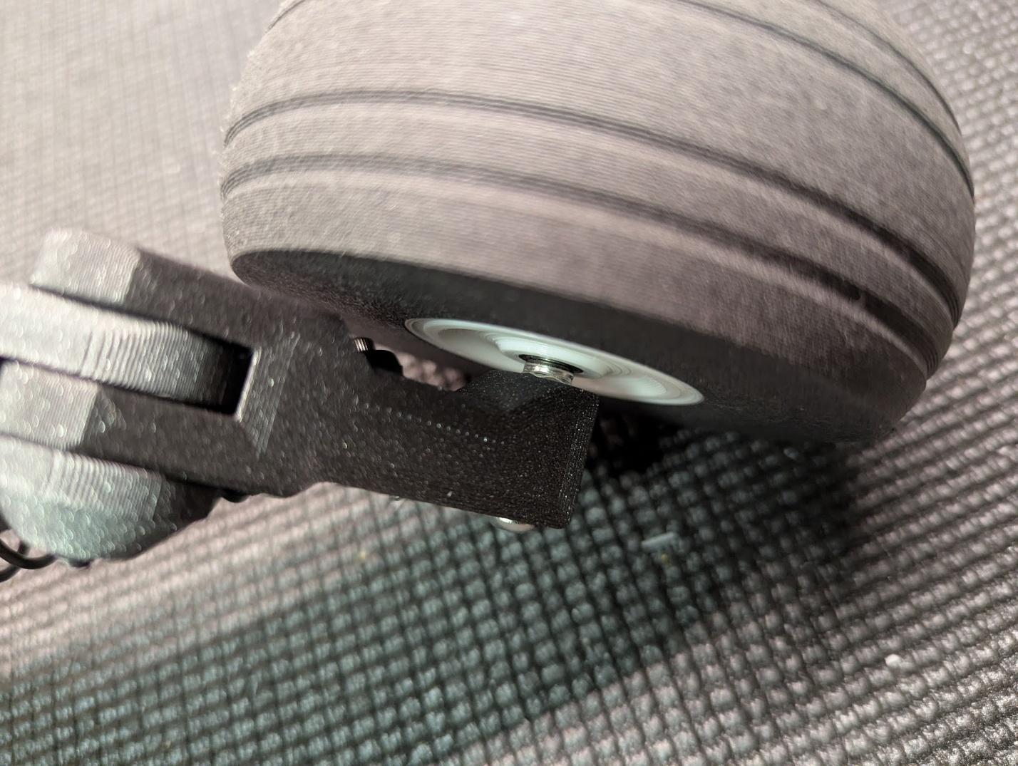 Main wheel secured with locknut