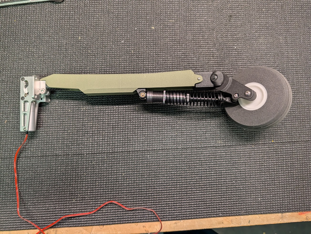 Main gear assembly in the retract trunnion