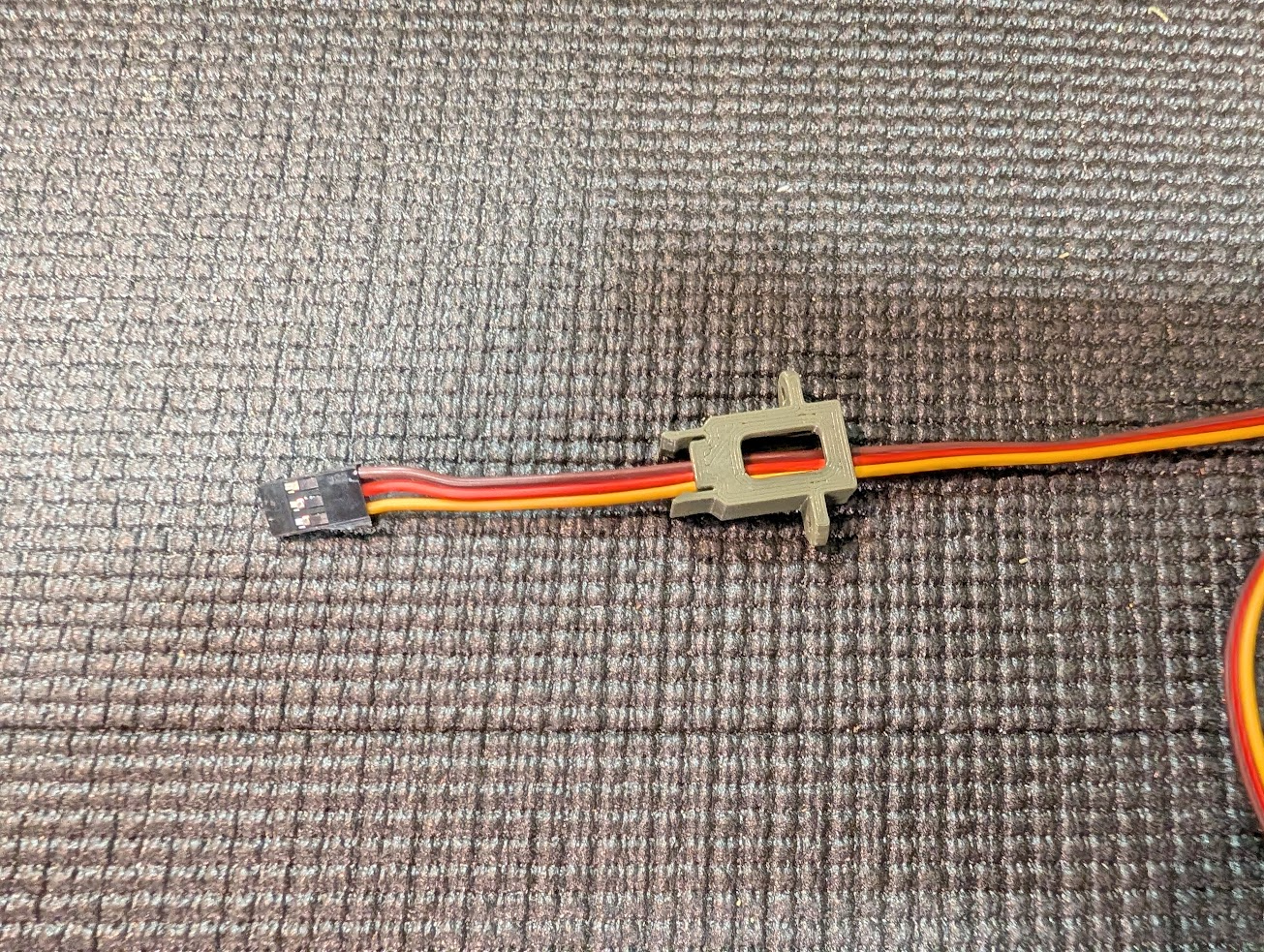 Female servo connector receptacle