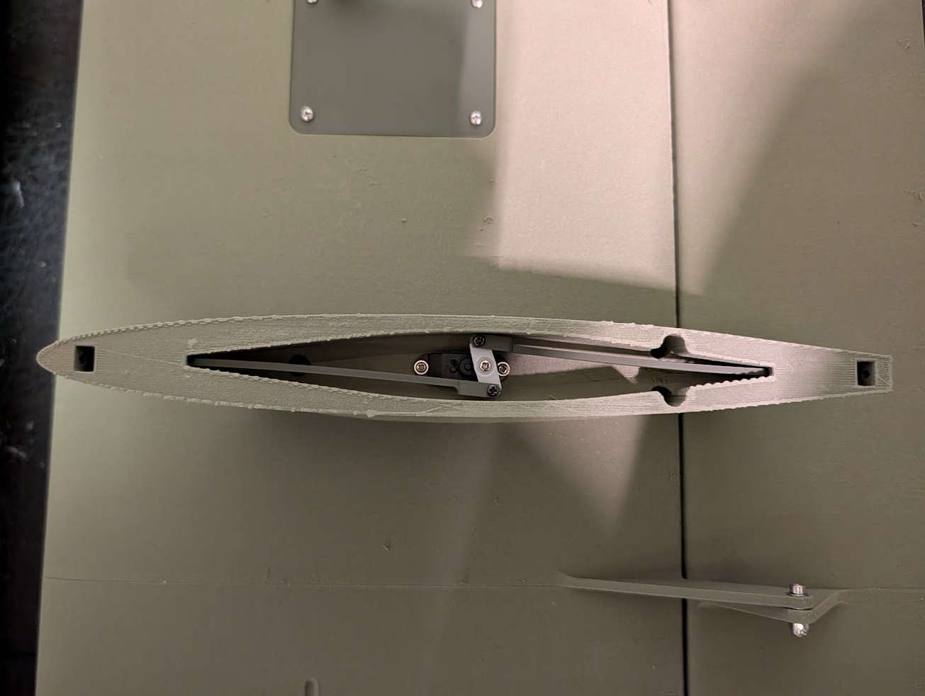 Pylon mounted to the wing