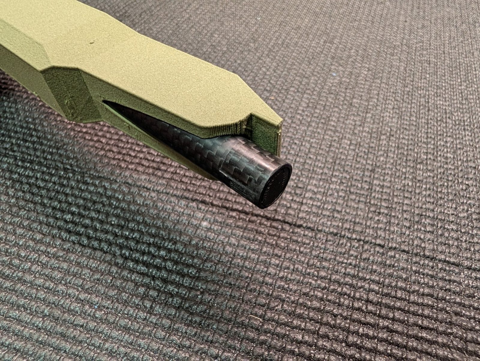 Carbon strut tube end with no reinforcement fitted