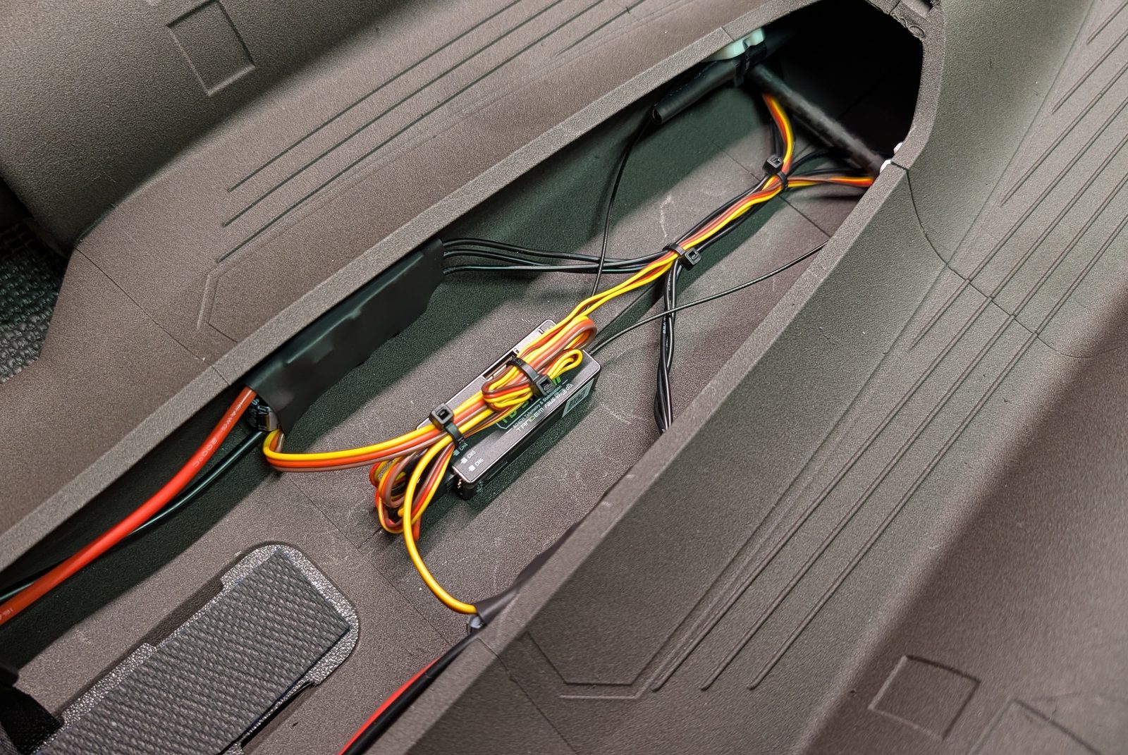 ESC and receiver wiring in the center channel