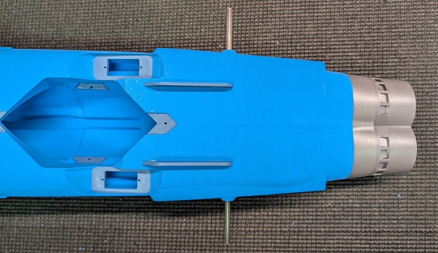 Hinge tube centered in the rear fuselage