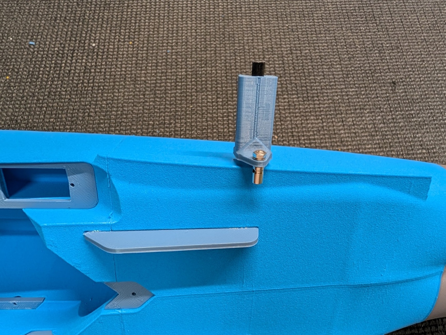 Pivot blocks on the hinge tube