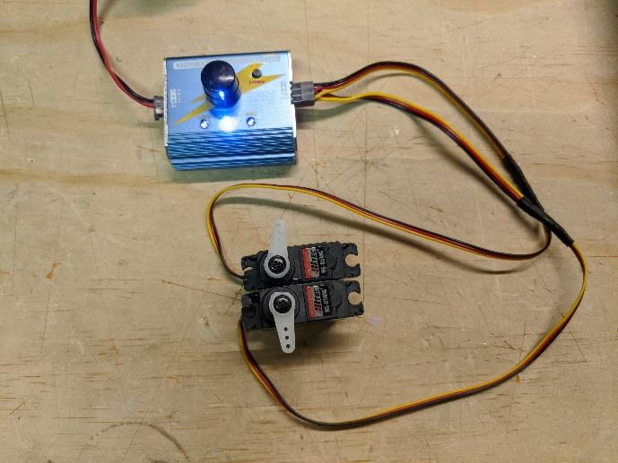 Flaperon servo centered with control arm