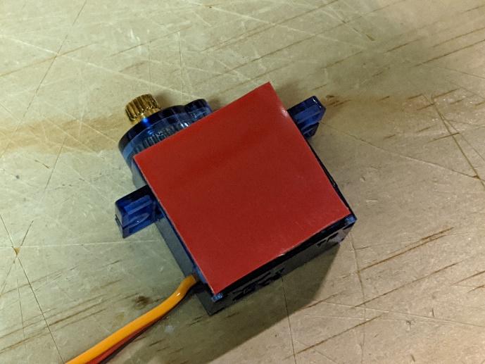 Main gear door servo in its pocket