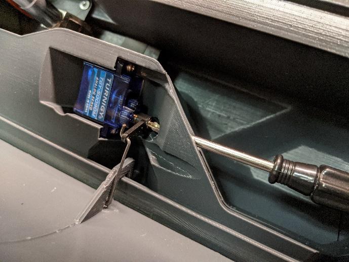 Servo arm secured with a screw
